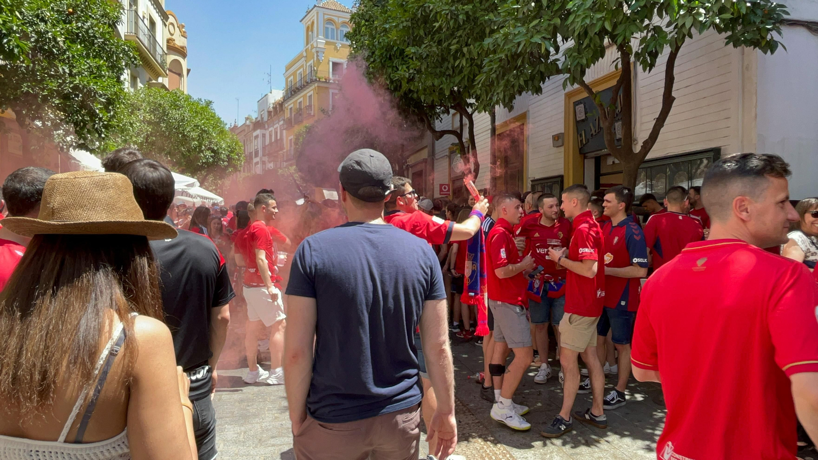 Búscate en la galería gráfica de las aficiones de Osasuna y Real Madrid en Sevilla