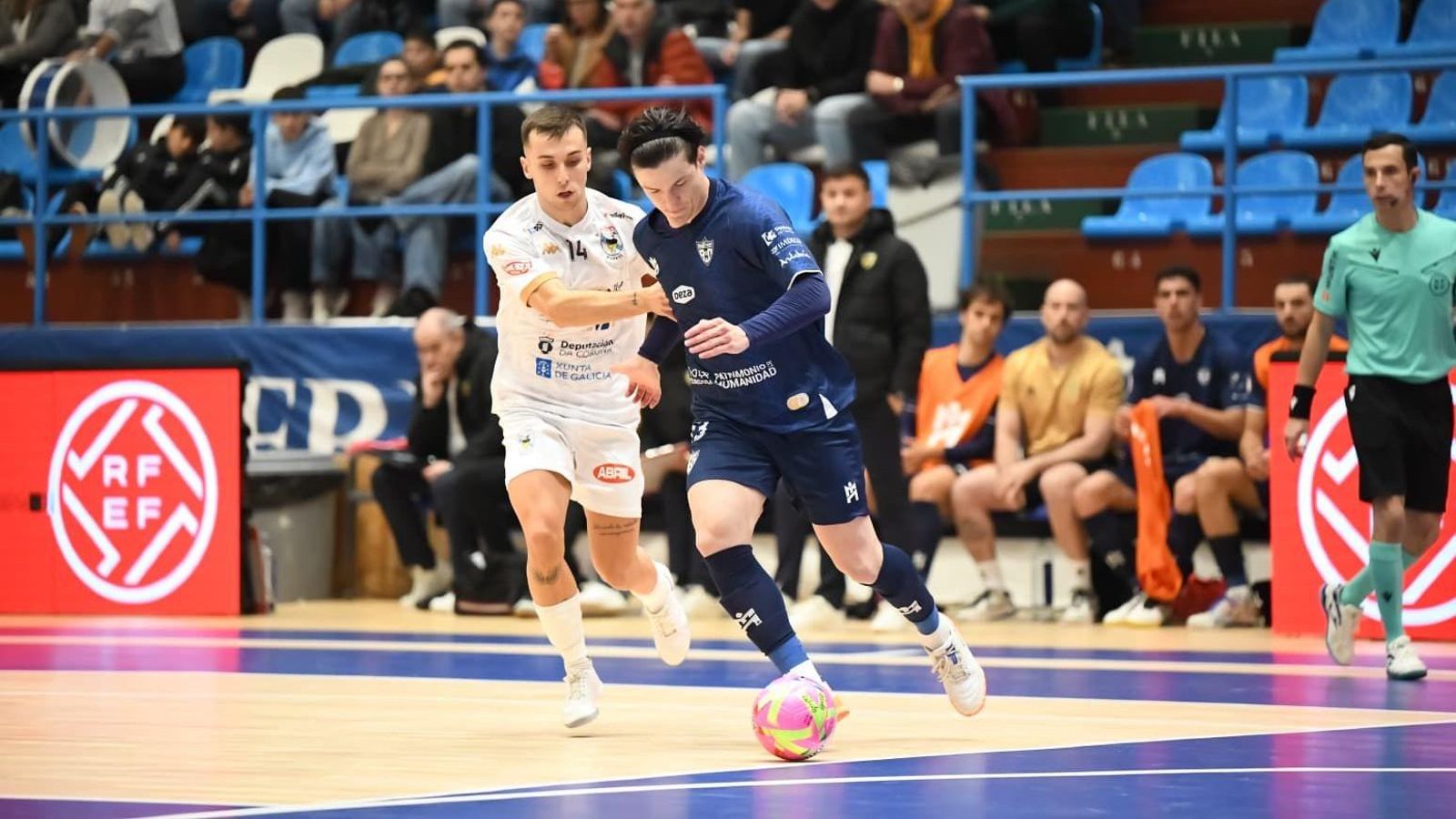 Murilo Duarte controla el balón en presencia de Turbi.