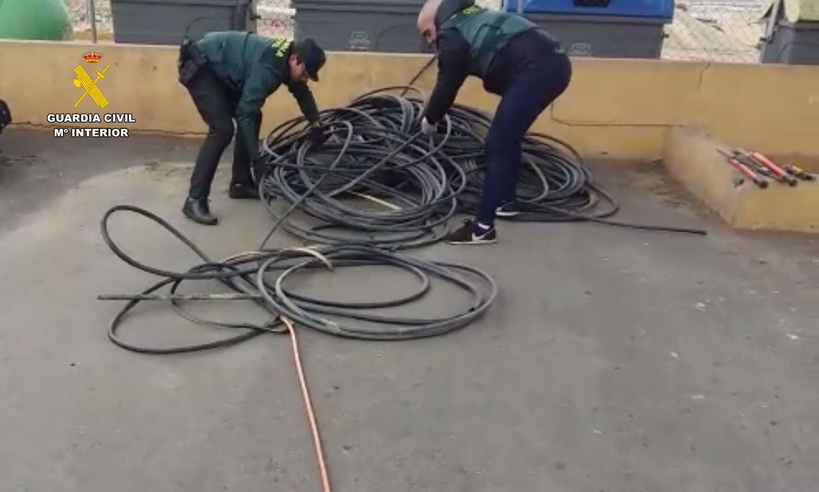 Parte del cable recuperado por los agentes.