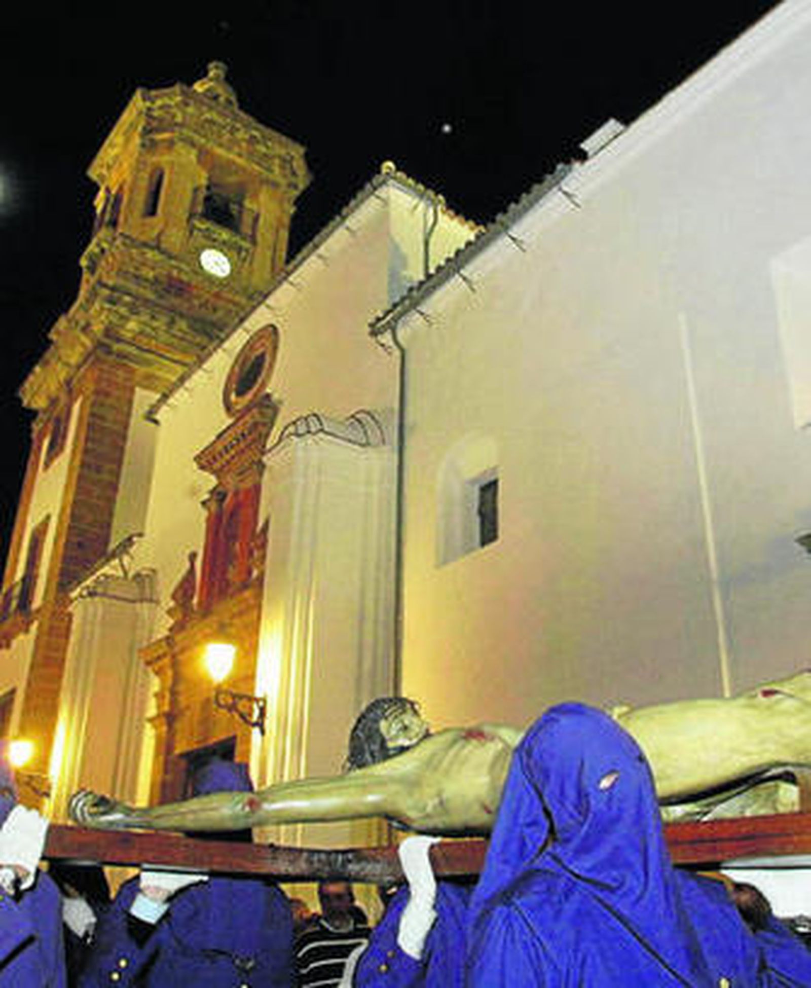 El Cristo de la Fe, crucificado, es portado a hombros por los nazarenos.