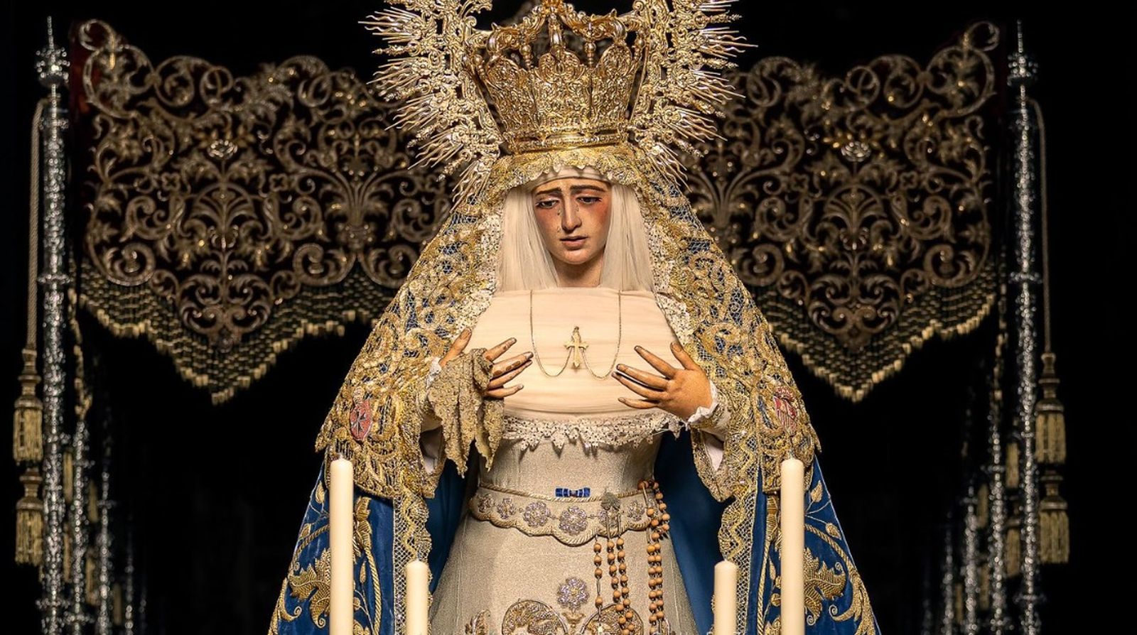 La Amargura porta la toca de sobremanto restaurada y el manto azul enriquecido