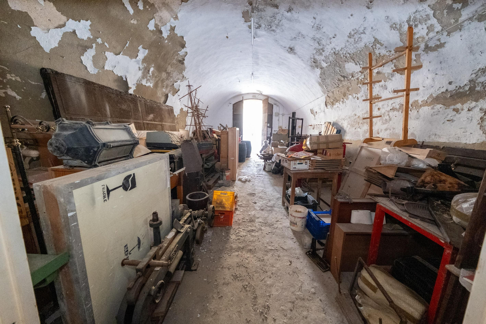 Las imágenes del abandono de las bóvedas de la muralla de Cádiz