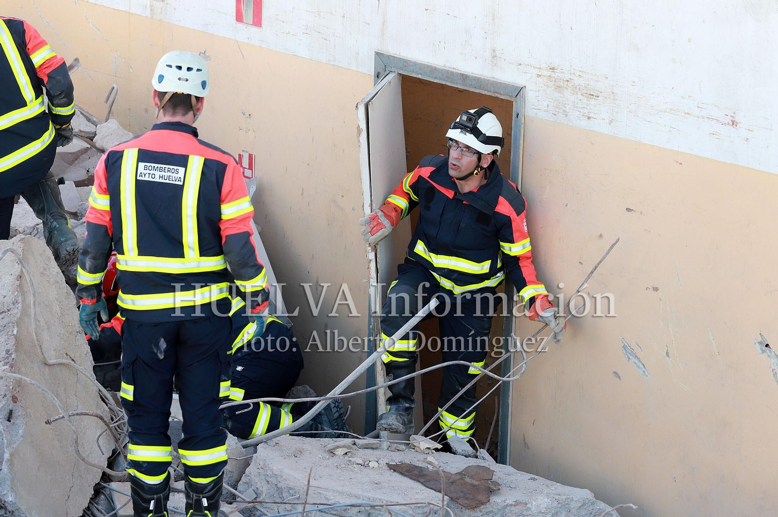Imágenes del simulacro de los Bomberos de Huelva con la Unidad Canina