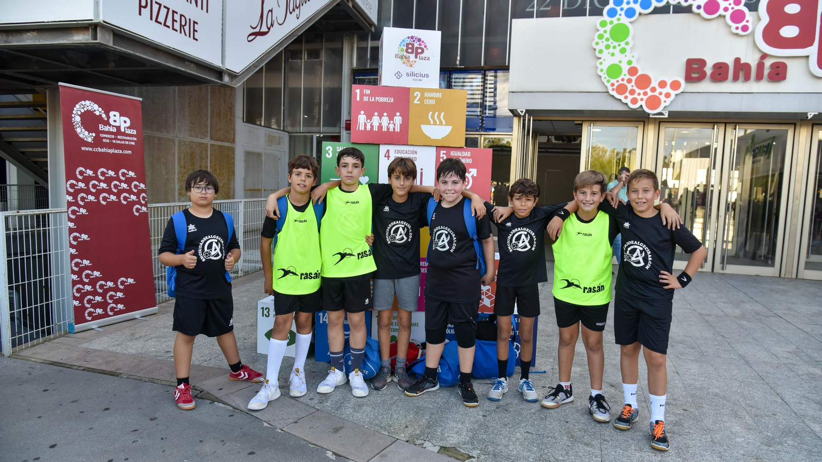 Las fotos de la jornada de balonmano calle del Ciudad de Algeciras en Bahía Plaza