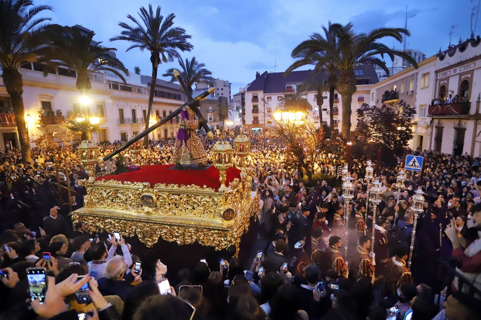 Imágenes de Pasión en su procesión por Huelva