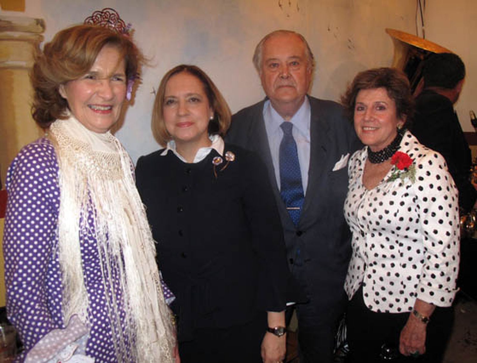 La princesa María de la Gloria de Orleans de Braganza, duquesa de Segorbe, con Mercedes Baptista de Ybarra, Santiago Ybarra Churruca y Mariuca Cagiga.

Foto: Victoria Ramírez