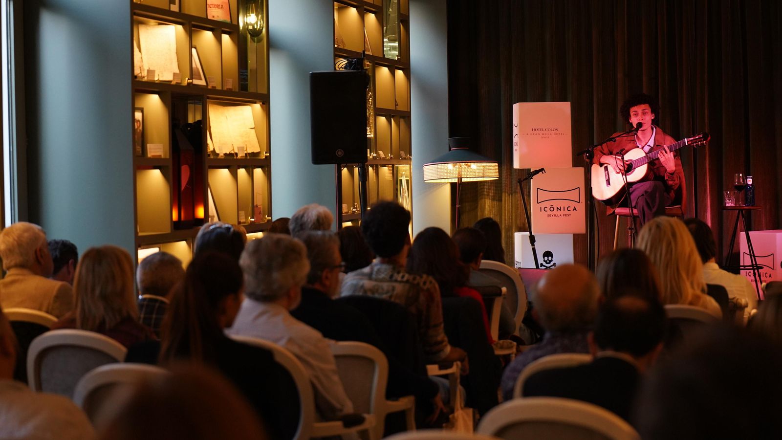 Will Santt en la bibloioteca del Hotel Colón