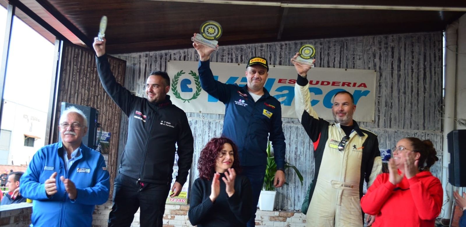 Las autoridades, con los tres primeros clasificados en turismos.