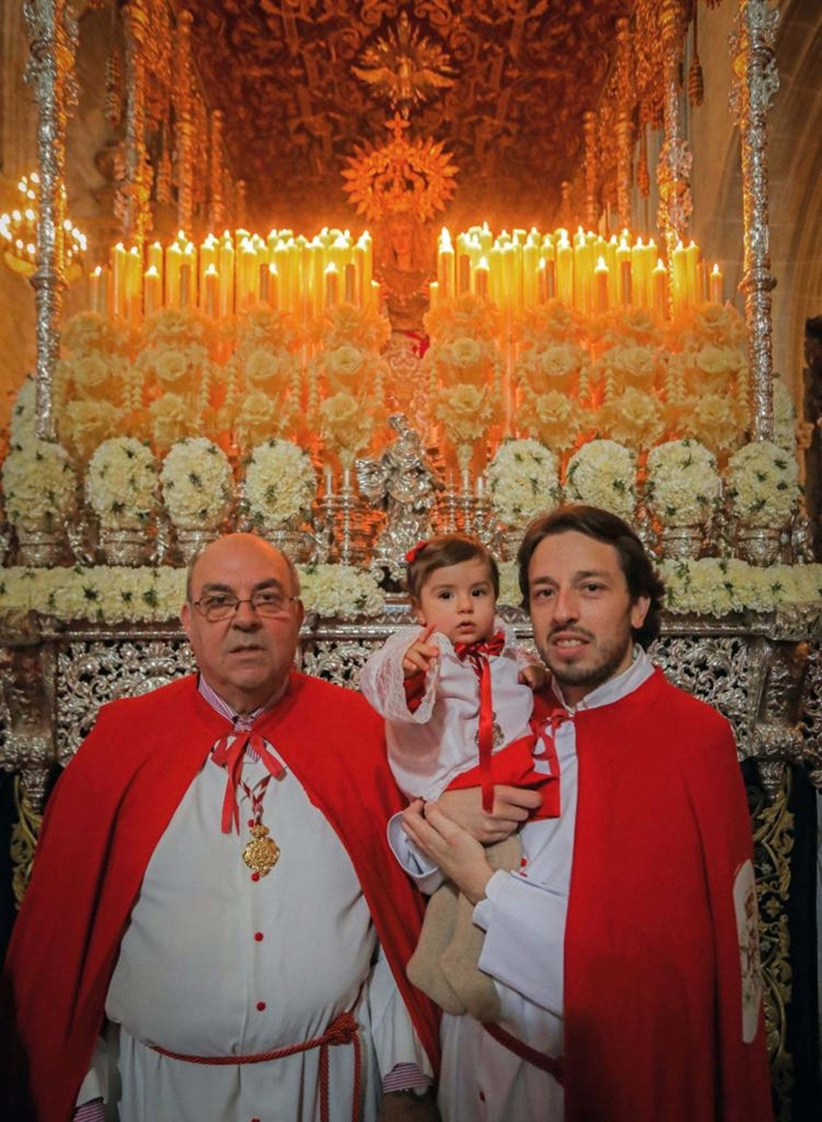 Manuel Muñoz Natera junto a su hijo y su nieta.