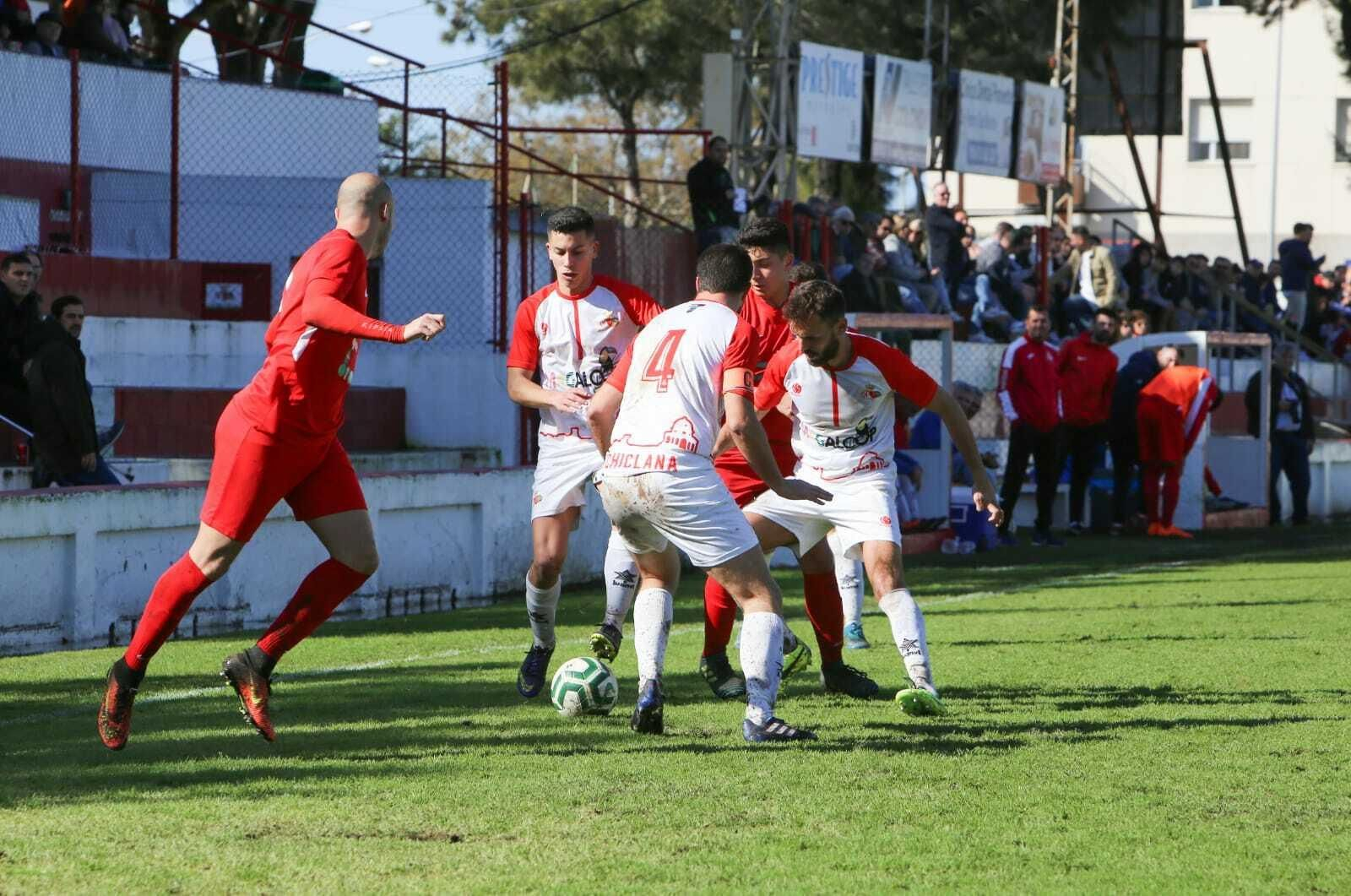 Manzorro, Mochilo y Argudo protegen el balón ante dos rivales.