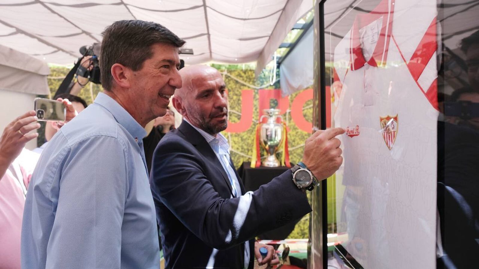 Monchi le enseña a Juan Marín la camiseta de Maradona en el Museo Luis Aragonés.