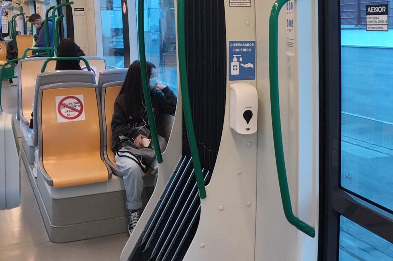 Dispensadores de gel en el Metro de Granada