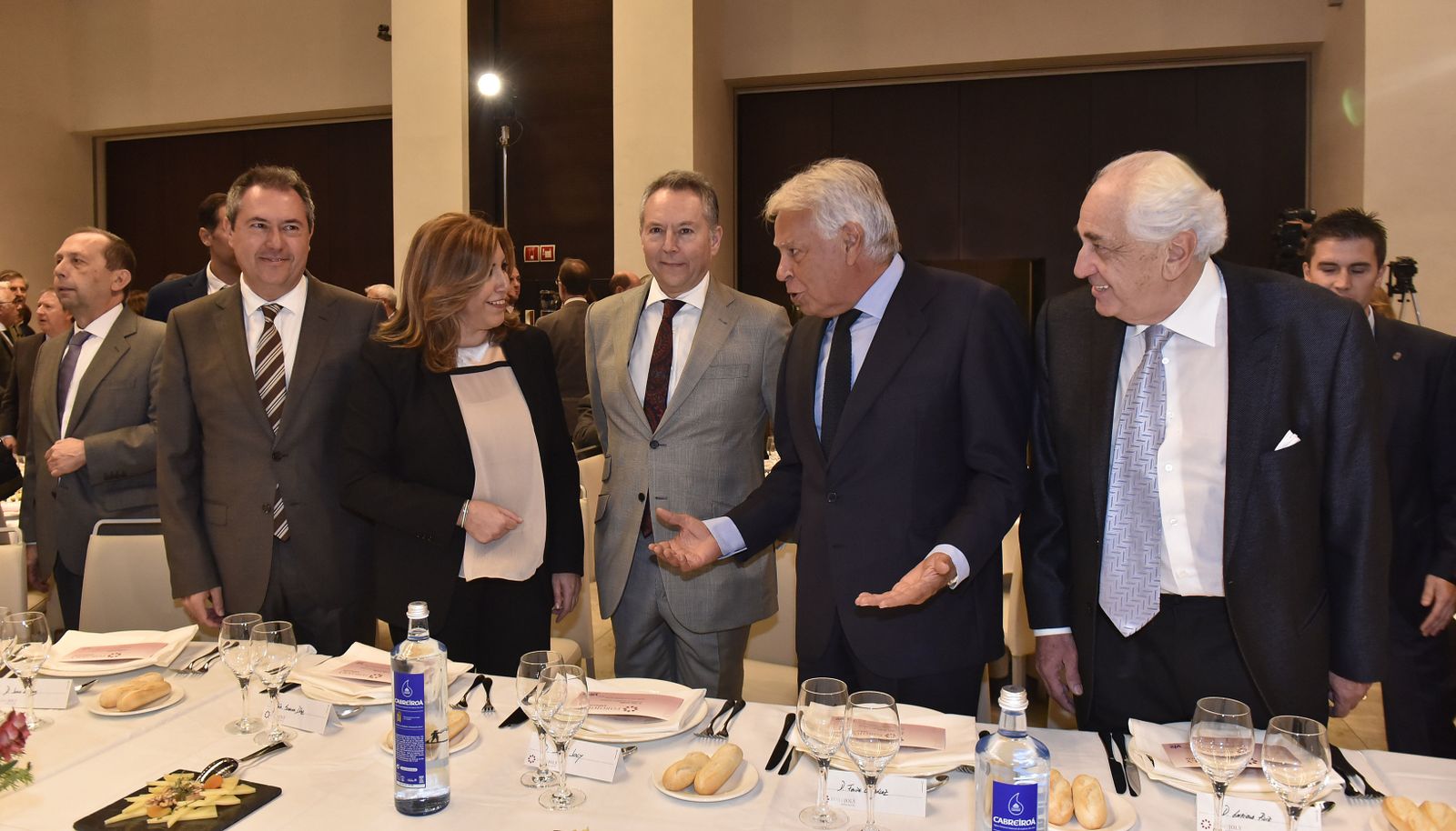 Juan Espadas; la presidenta de la Junta, Susana Díaz; José Joly, presidente del Grupo Joly; Felipe González y Enrique Ruiz, presidente de Laboratorios Vir.