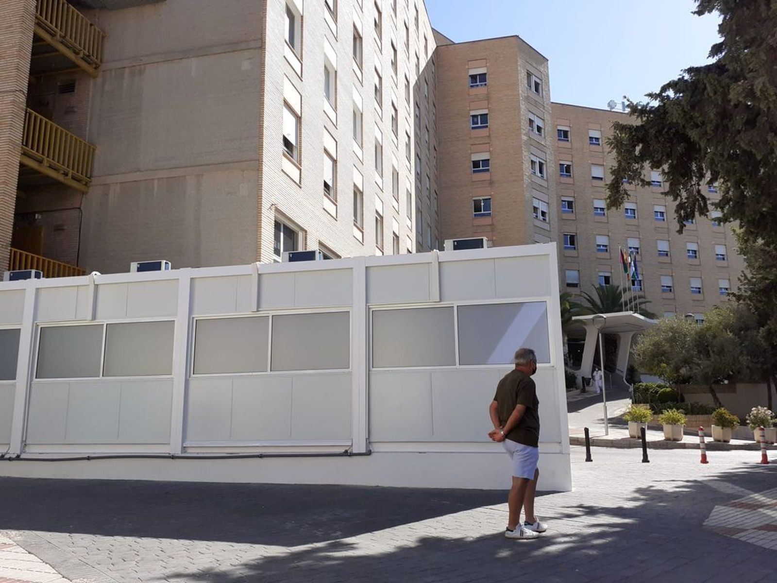 El Hospital Regional de Málaga habilita un módulo externo como sala de espera de Urgencias