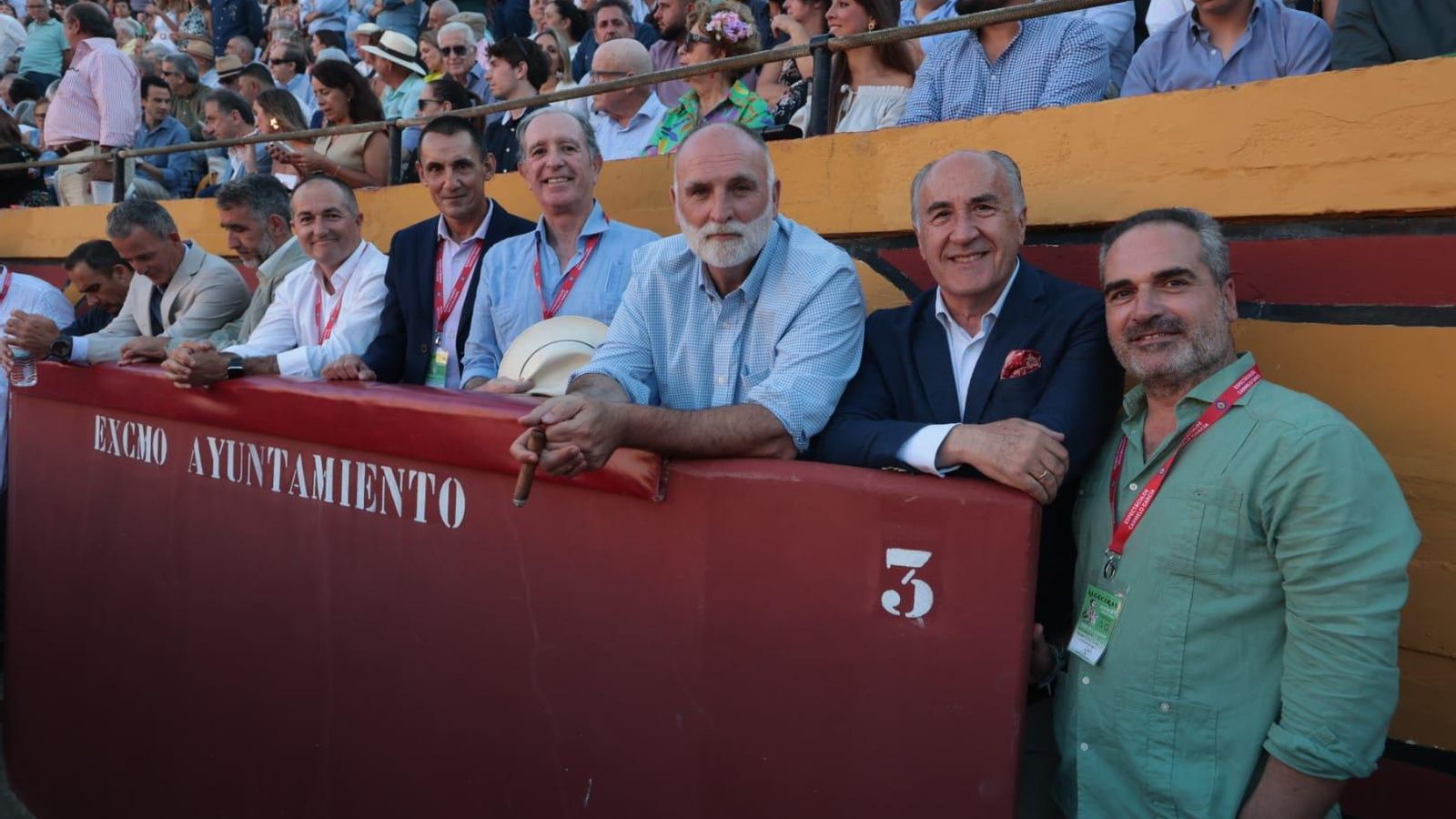El chef José Andrés y el alcalde de Algeciras, José Ignacio Landaluce, en el callejón del Ayuntamiento.