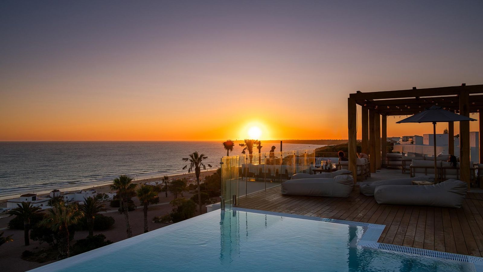 La piscina infinity y la rooftop Tavira tiene unos atardeceres espectaculares en la playa de La Fontanilla de Conil La piscina infinity y la rooftop Tavira tiene unos atardeceres espectaculares en la playa de La Fontanilla de Conil