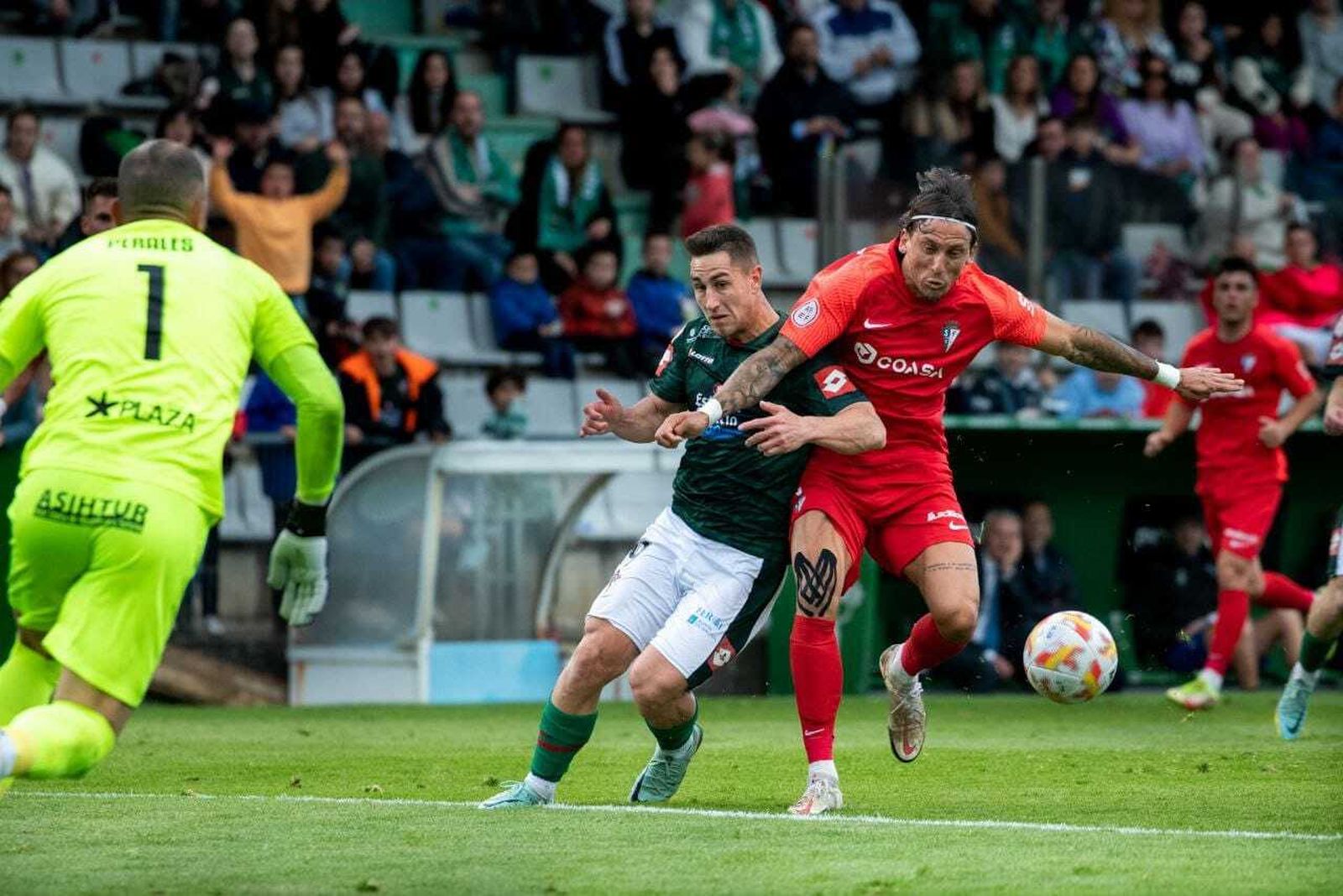 Farrando pugna con Manu Justo.