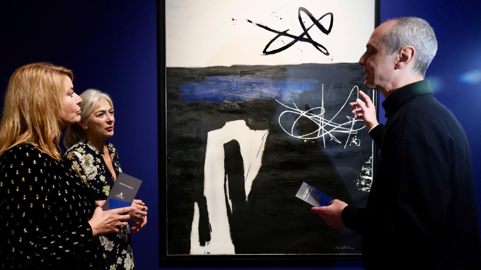 La consejera Patricia del Pozo junto a la alcaldesa de Huelva, Pilar Miranda, durante la inauguración de la exposición de José Caballero en Huelva.