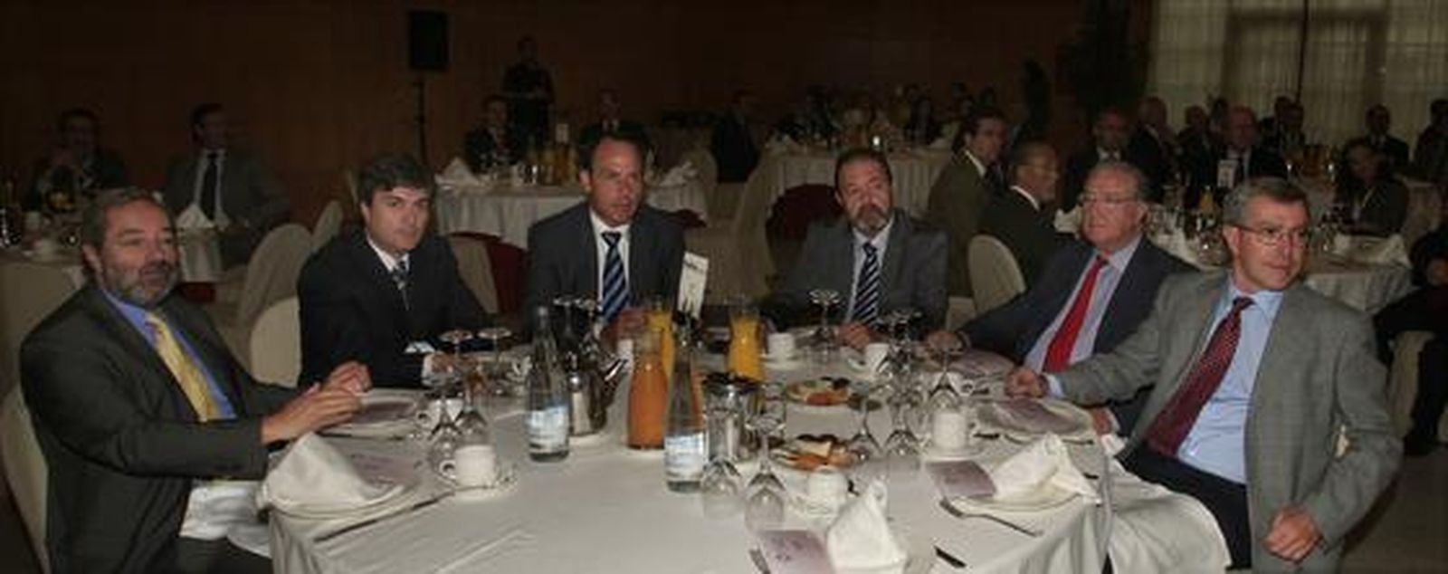 José Blanco, presidente de Ingenia; Tomás Jodrá, de AZVI; Juan Maldonado, de Alei; Miguel Gálvez; Gonzalo Blanc, director general de Metro Málaga, y Rafael Morales, vicerrector de Infraestructuras.

Foto: Sergio Camacho