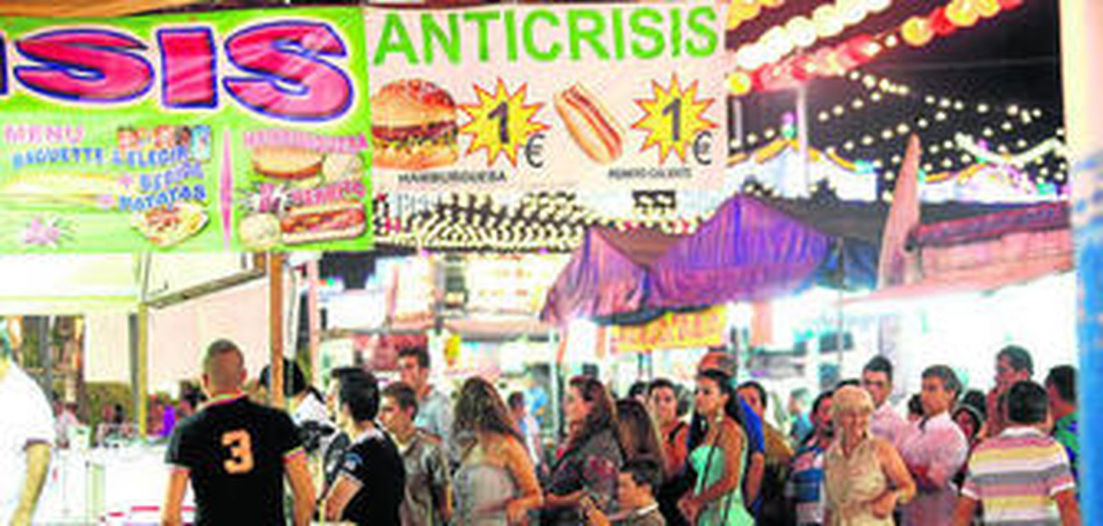 Imagen del espectacular 'paraguas de luz' que preside una de las calles del recinto ferial.