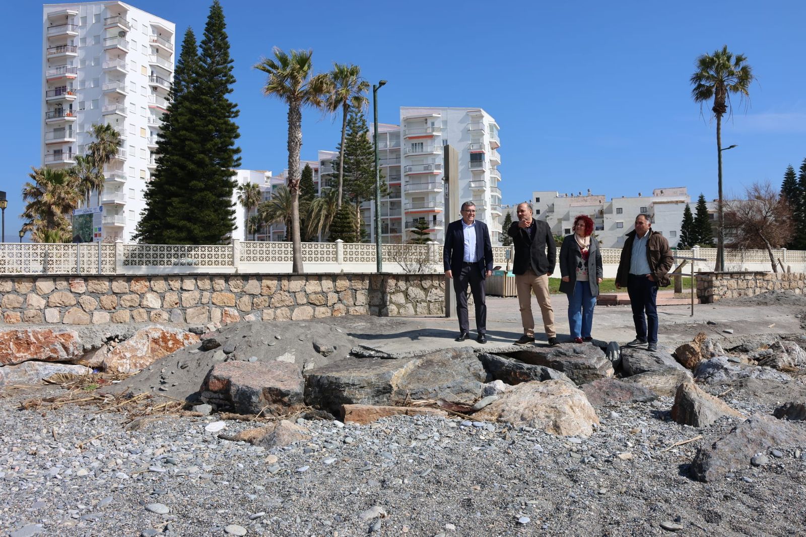El alcalde de Salobreña y el subdelegado del Gobierno en Granada junto a representantes del Ayuntamiento en una visita a la playa