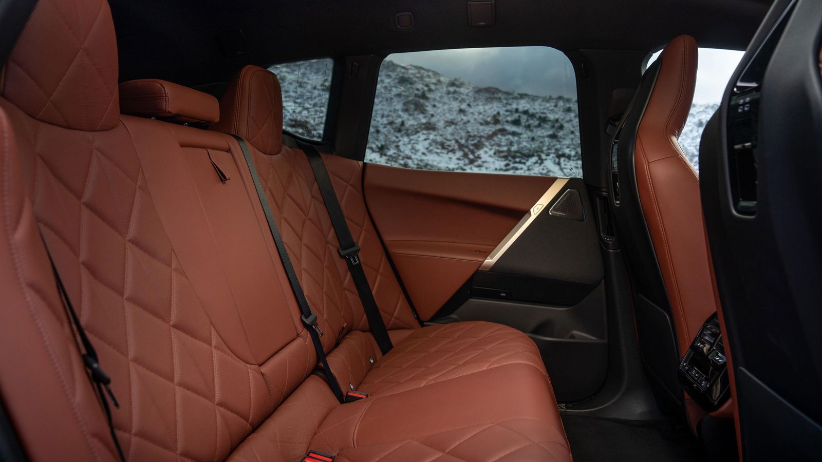 Muy ancho y con una altura sobresaliente, tampoco decepciona el espacio longitudinal que se encuentra a bordo de este BMW iX.