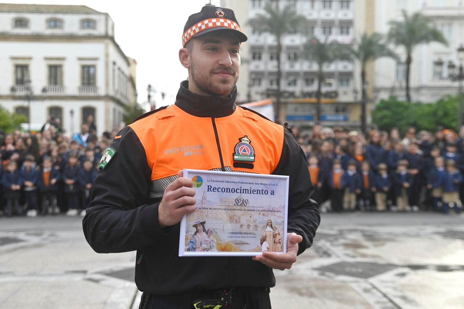 El reconocimiento del colegio Divina Pastora a los colectivos que protegen a los demás, en imágenes
