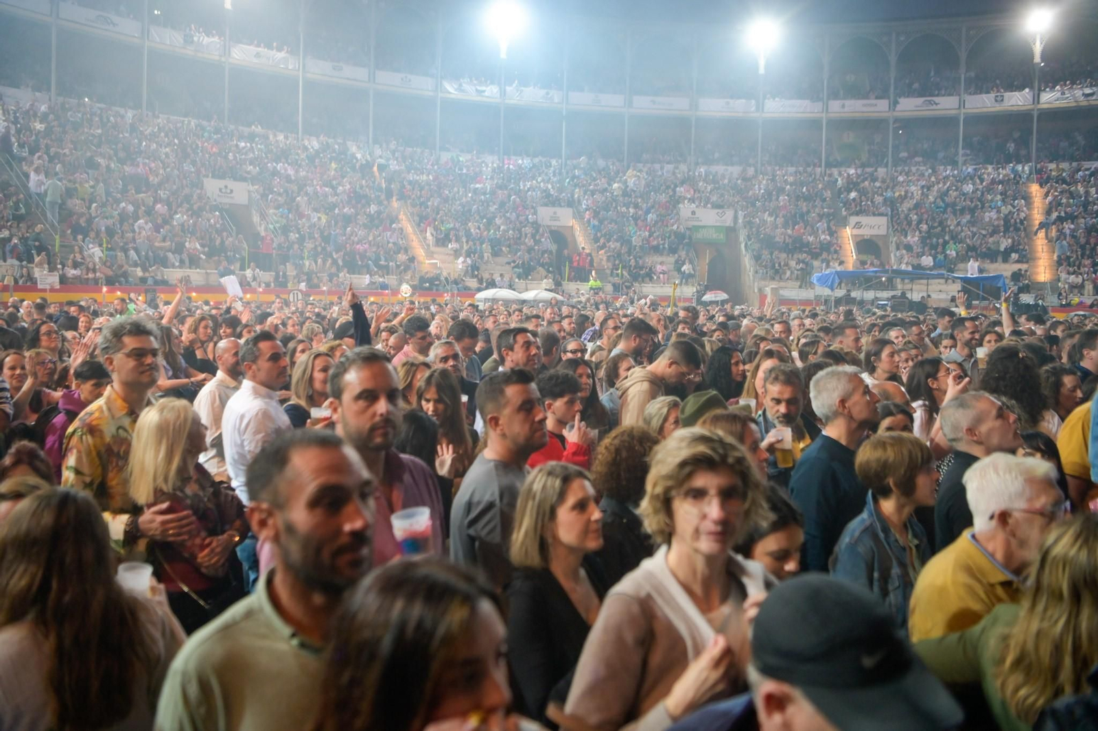La lluvia de Granada no frena el baño de masas de un Manuel Carrasco ‘Salvaje’