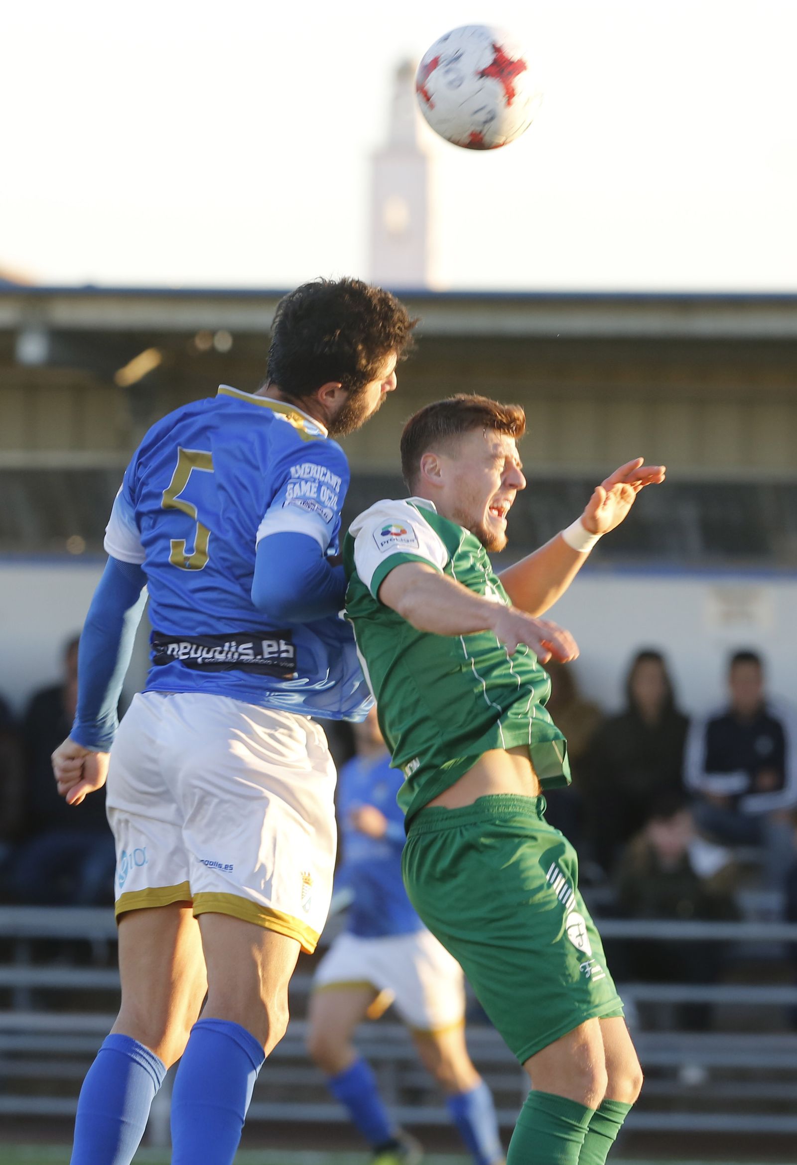 El xerecista Dani Hedrera, que actuó de pivote, salta junto a Juanjo por un balón de cabeza.
