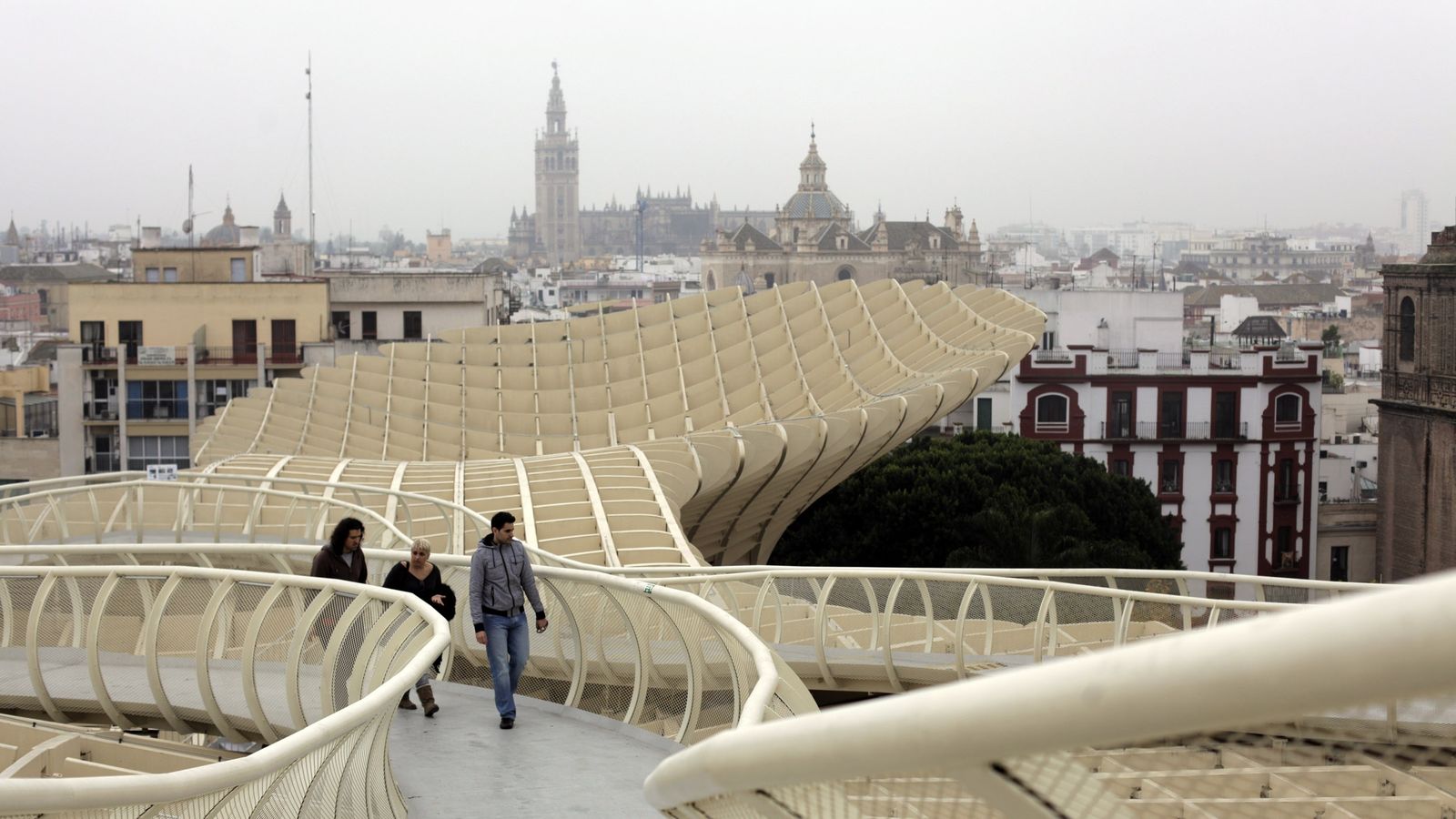Visitantes recorren el mirador de las setas.