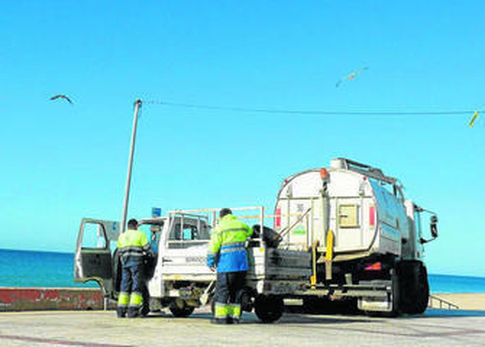 Operarios de Urbaser en Matalascañas.