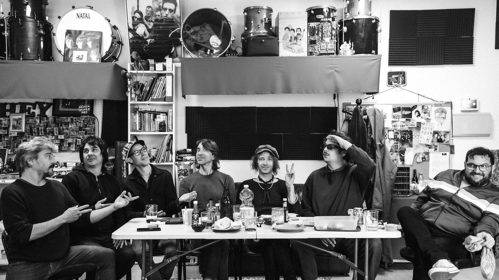 Alvaro Suite recreando la última cena con los colaboradores de su disco: Javi Vega, Dr. Stevi, Revolbert, Antonio Lomas, Sebas Orellana y Franquito