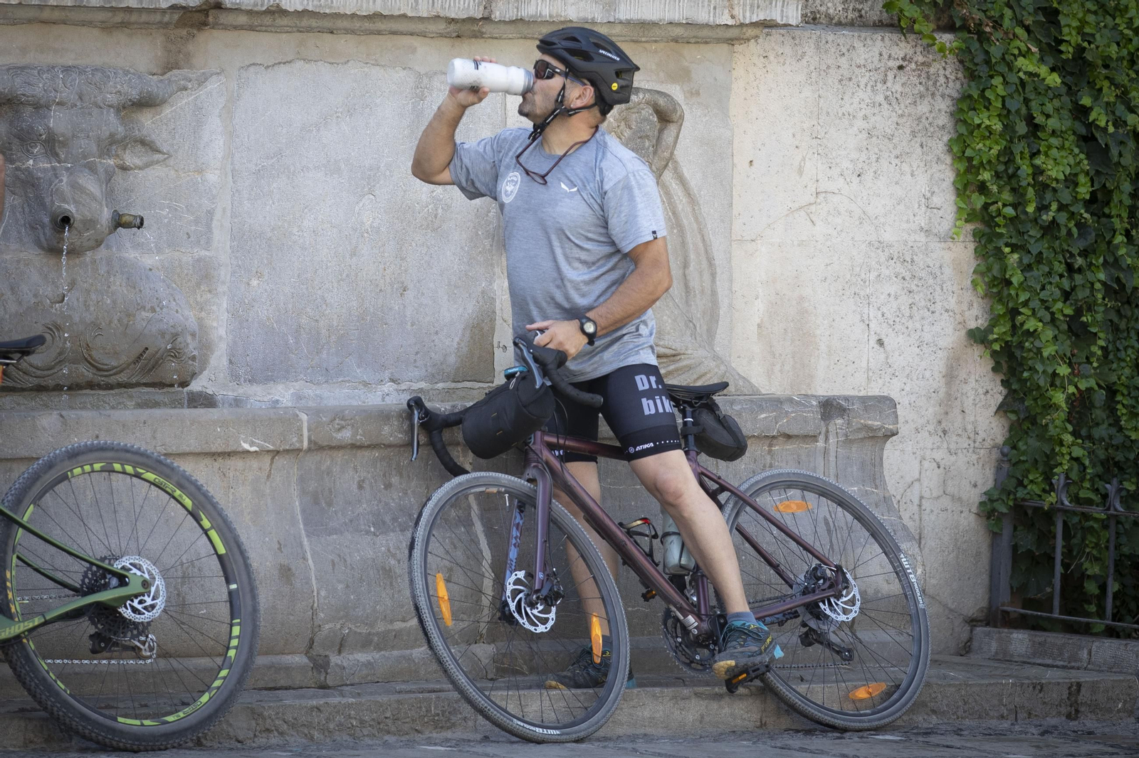 Un hombre bebe agua.