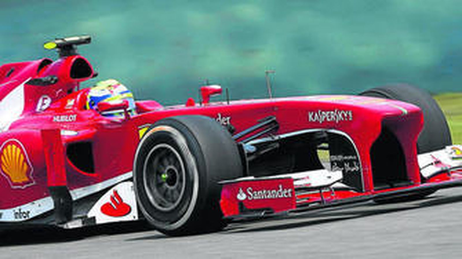 Felipe Massa conduce su monoplaza durante los libres de Shanghai.