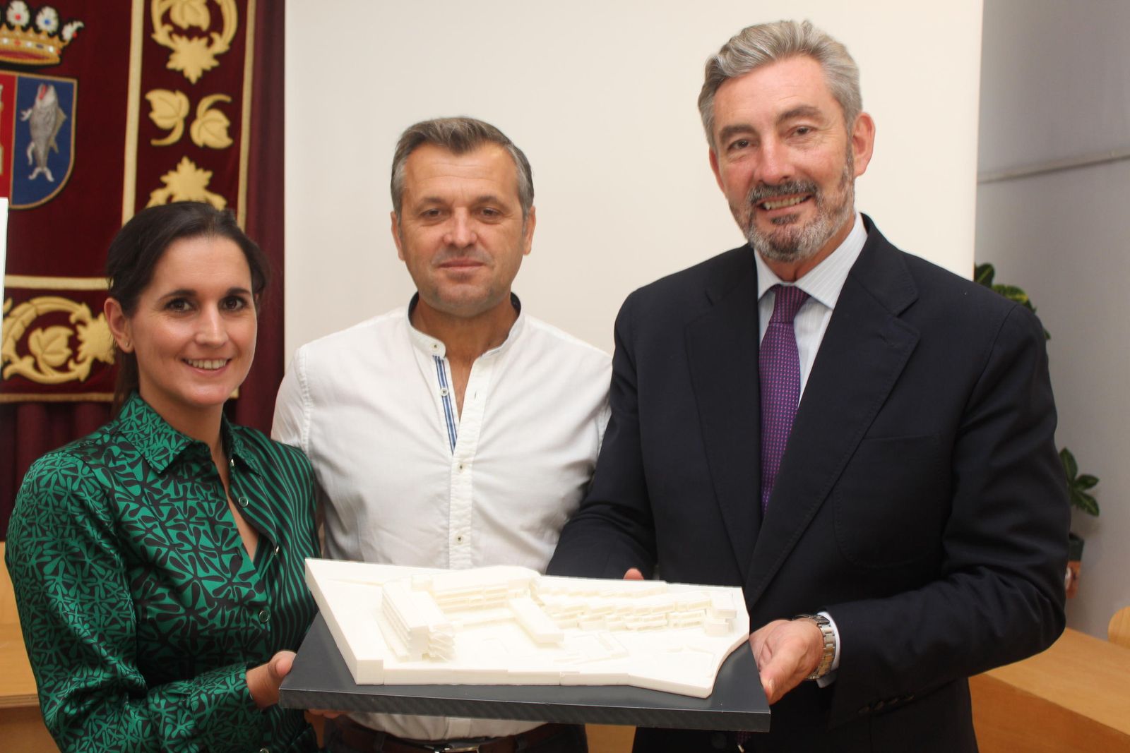 Responsables de Hoteles Barceló sostienen la maqueta del complejo hotelero en presencia del alcalde de Conil.