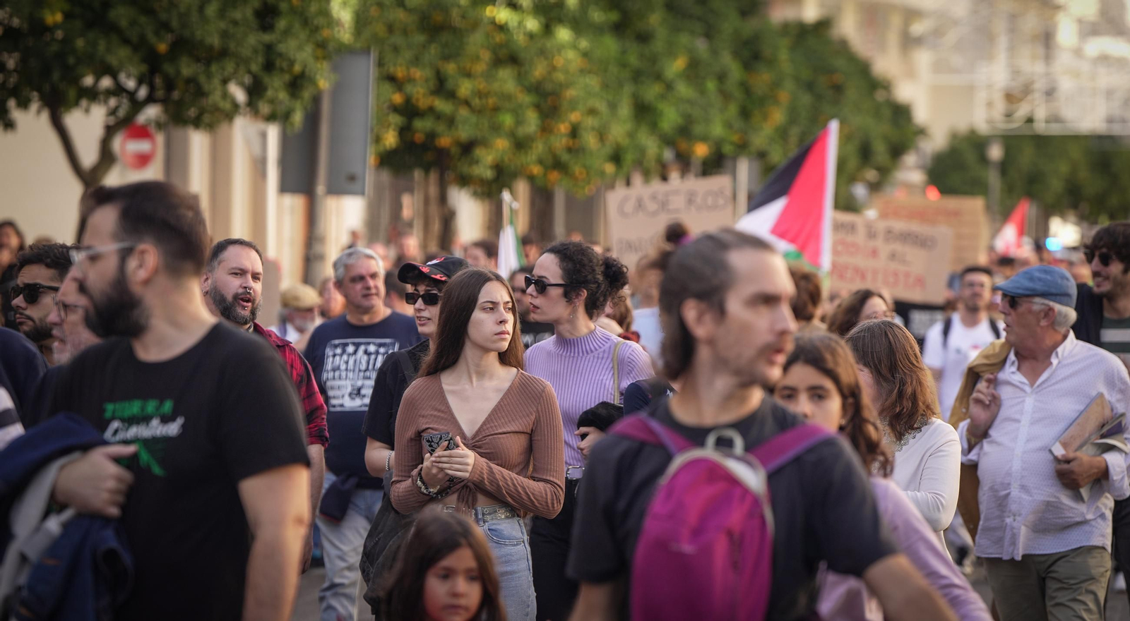Imágenes de la numerosa participación en la manifestación 'Jerez por la Vivienda'