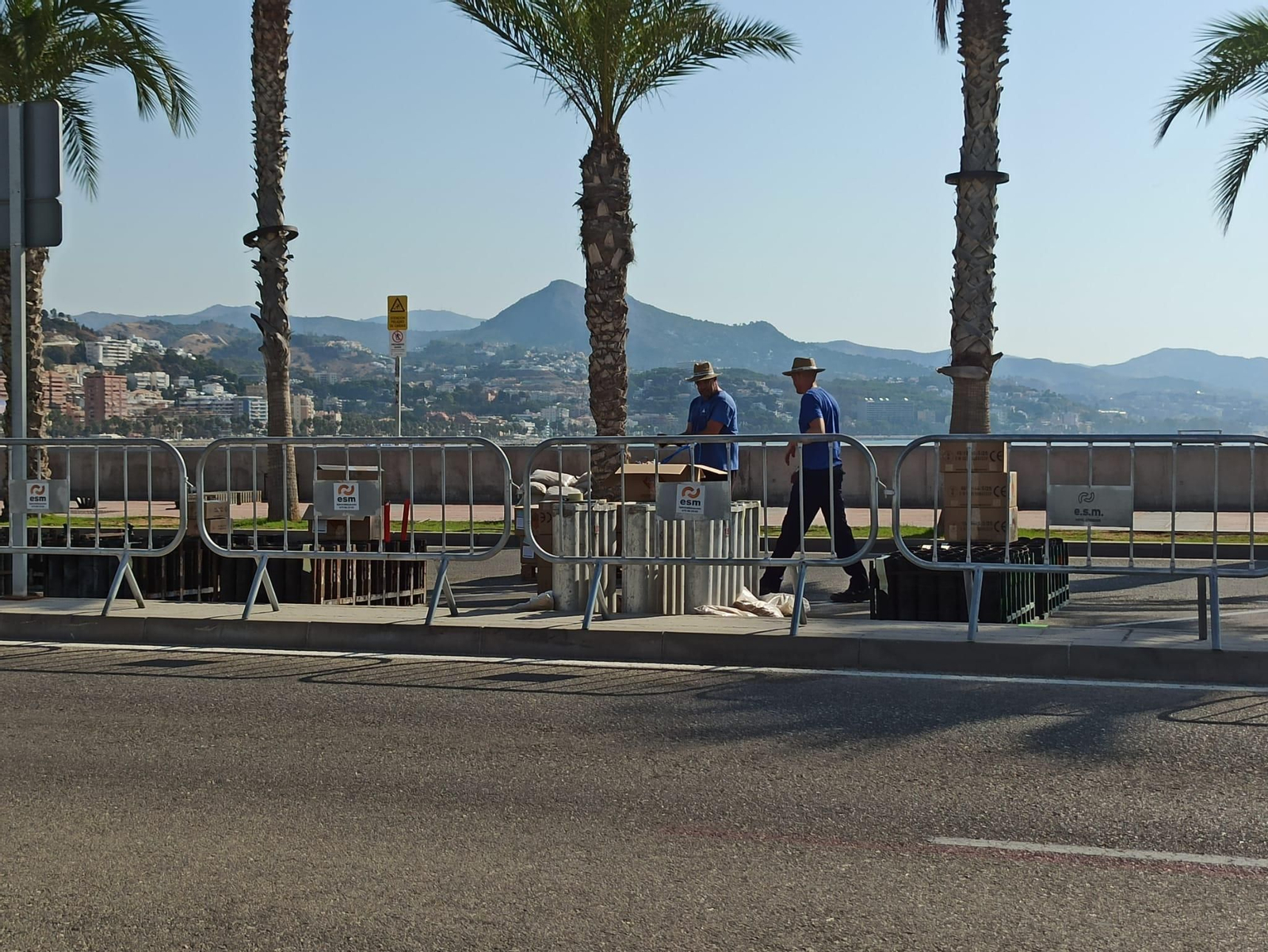 Trabajadores instalando los fuegos artificiales en el puerto este viernes por la mañana.