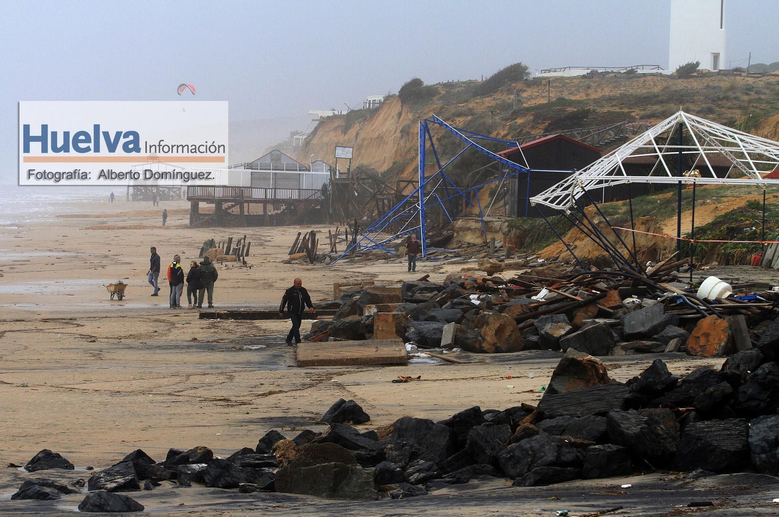 Imágenes del temporal de viento y lluvia en la playa de Matalascañas
