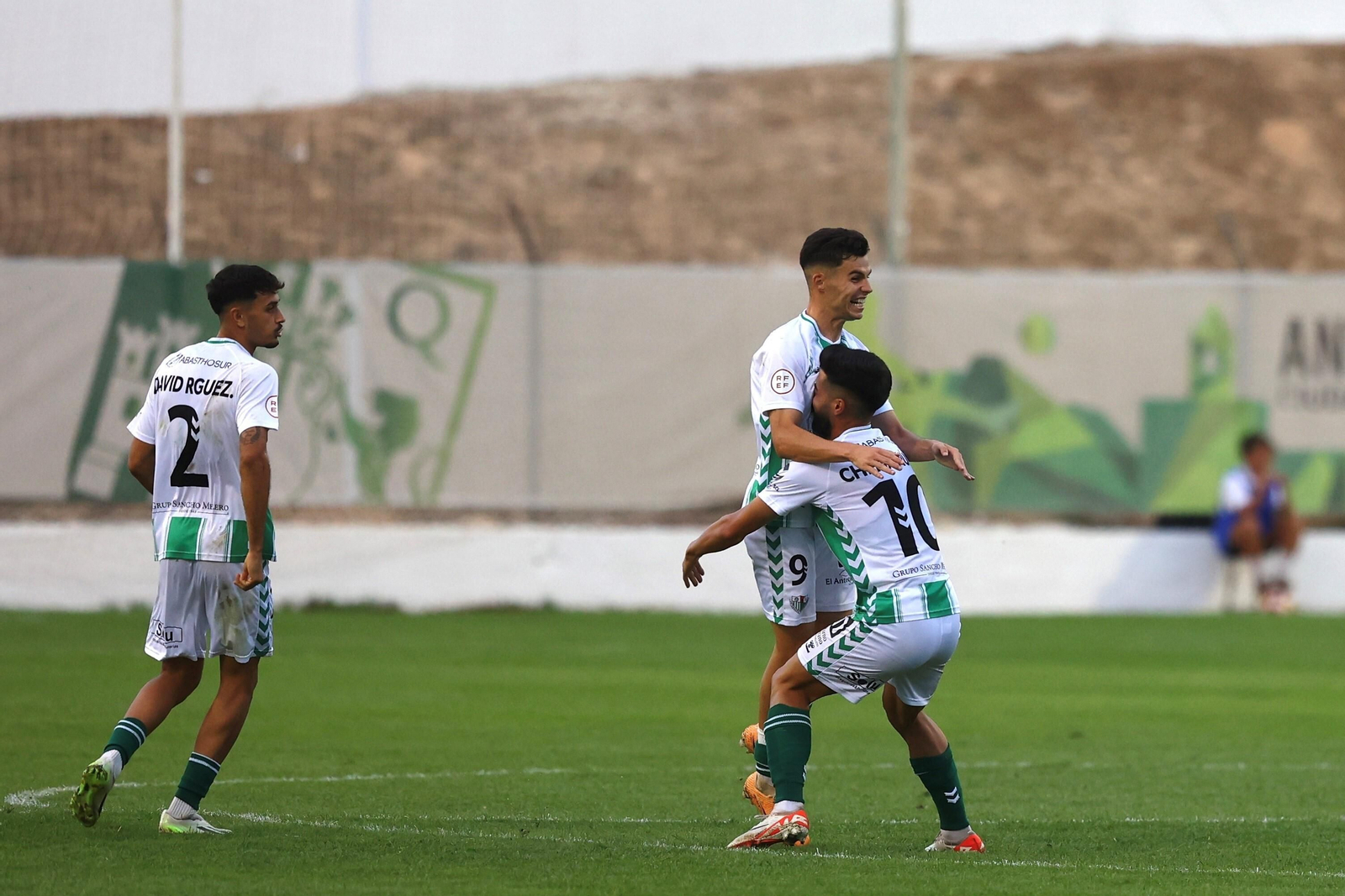 Luismi Redondo celebra un gol.