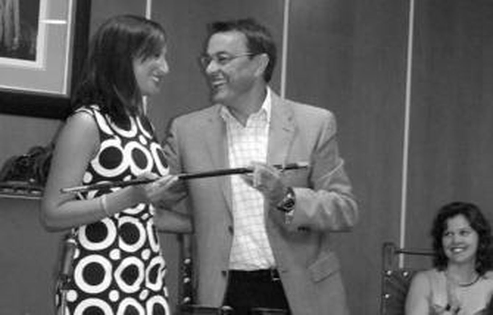 La nueva alcaldesa Teresa Rodríguez recibe el bastón de mando de manos de Ignacio Caraballo.