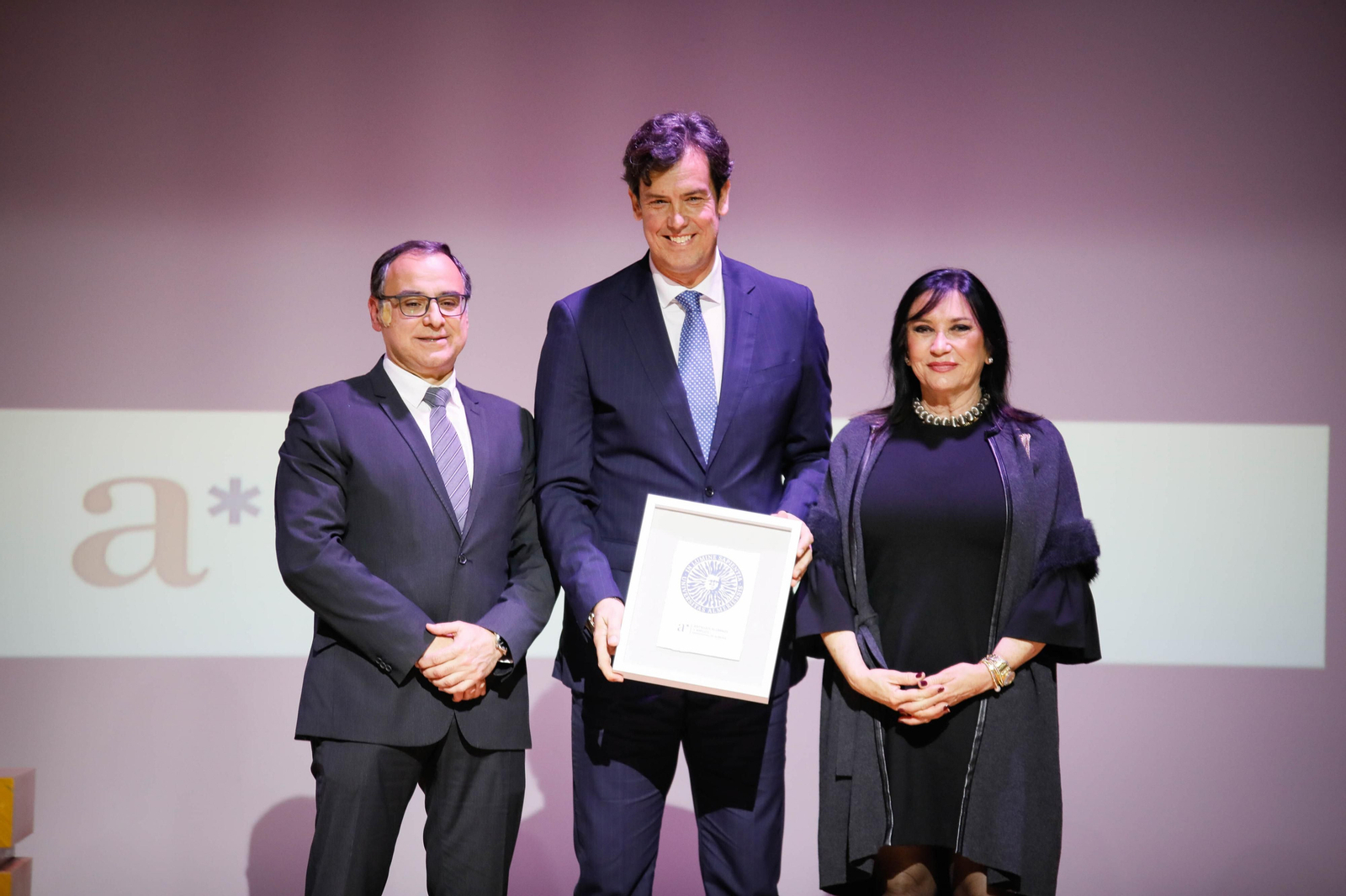 Imágenes del acto de reconocimiento a antiguos alumnos y amigos de honor en la UAL