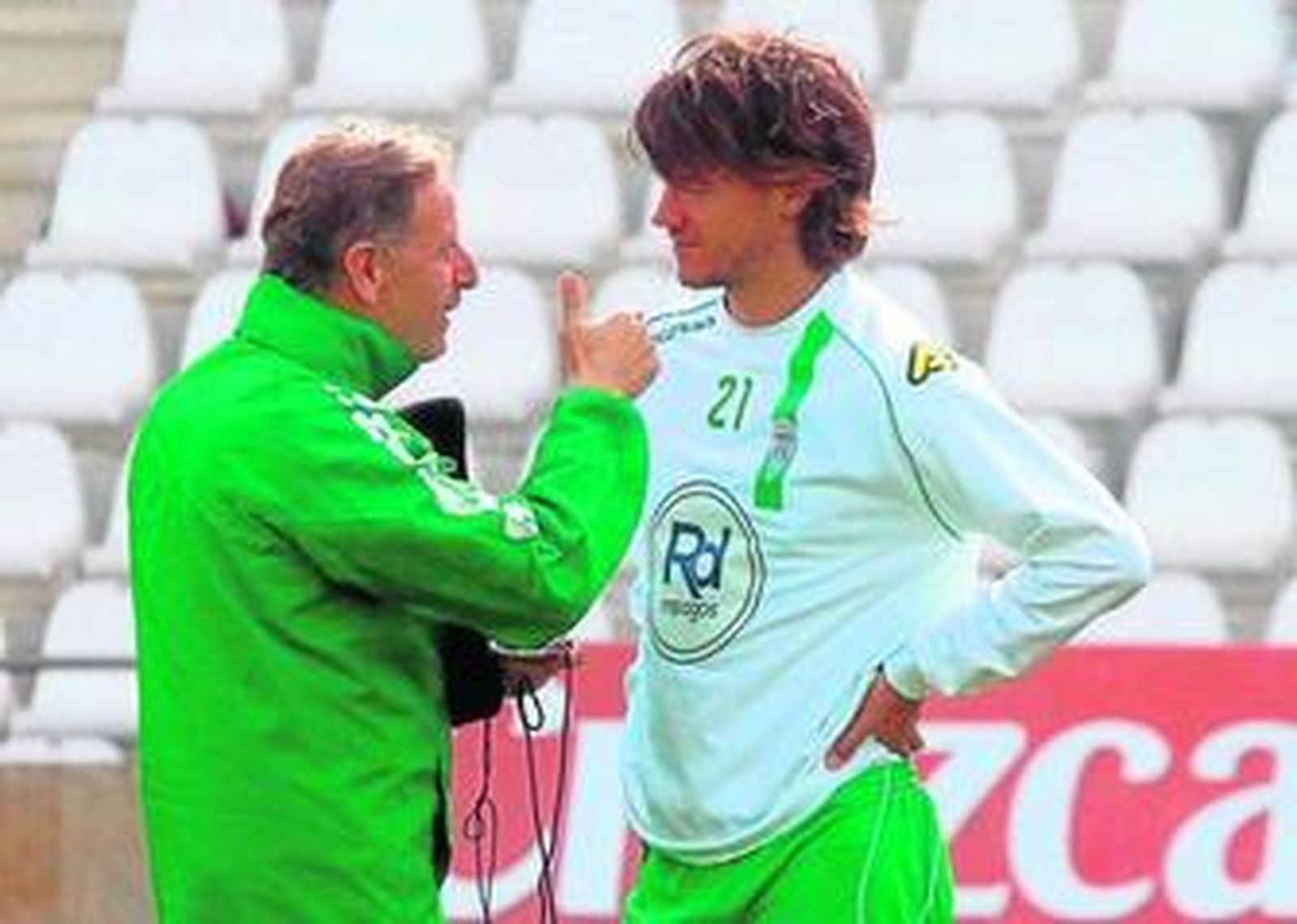 José Antonio Romero dialoga con Rene Krhin durante un entrenamiento en El Arcángel.