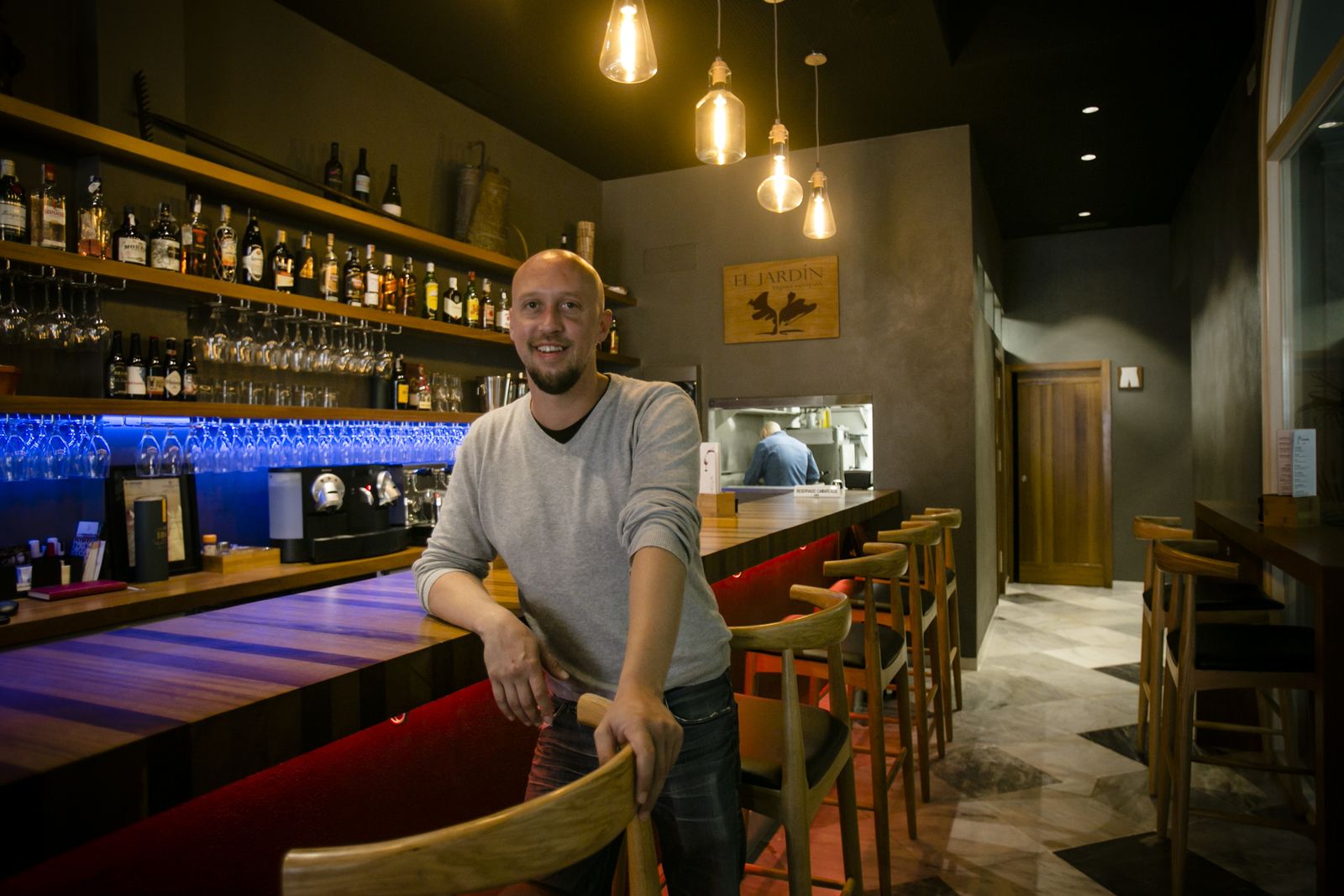 El francés Geoffrey Le Blanc, propietario del bar de tapas y copas El Jardín.