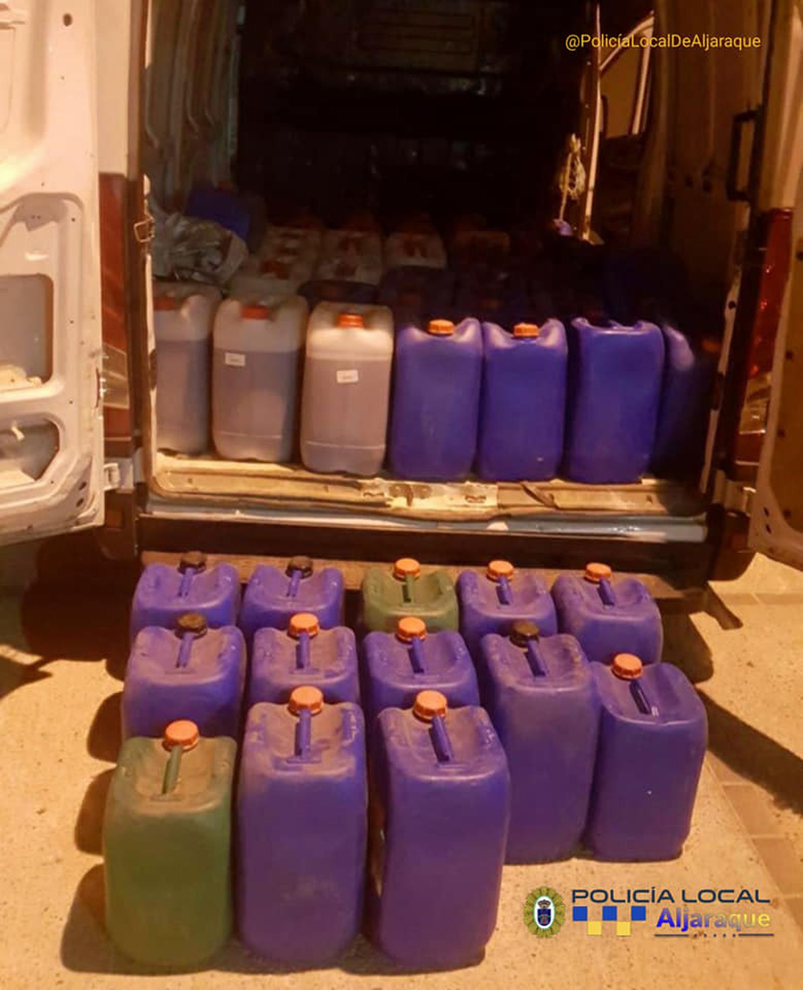 El combustible en el interior de la furgoneta decomisada.