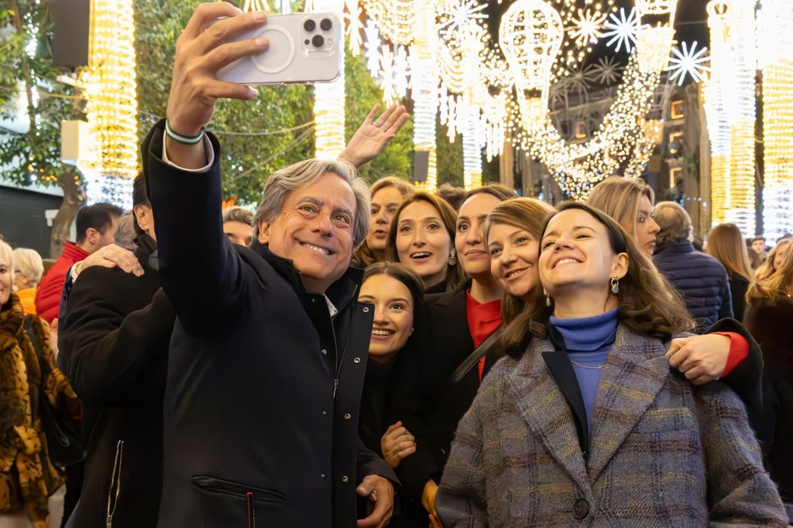 Jaén enciende su Navidad con sus habitantes echados a la calle