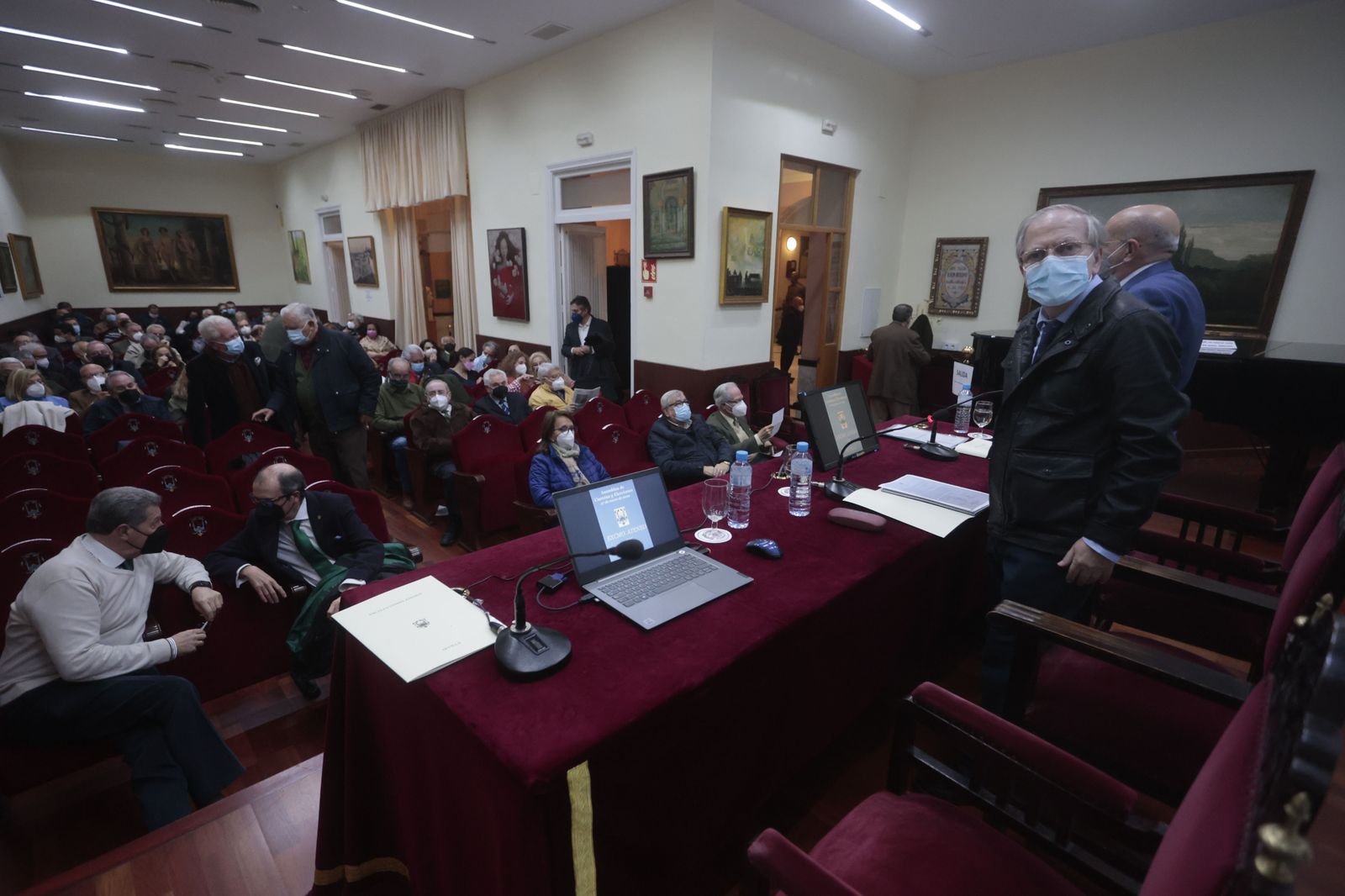 El salón de actos del Ateneo se lleno de socios de la institución para la importante cita electoral.
