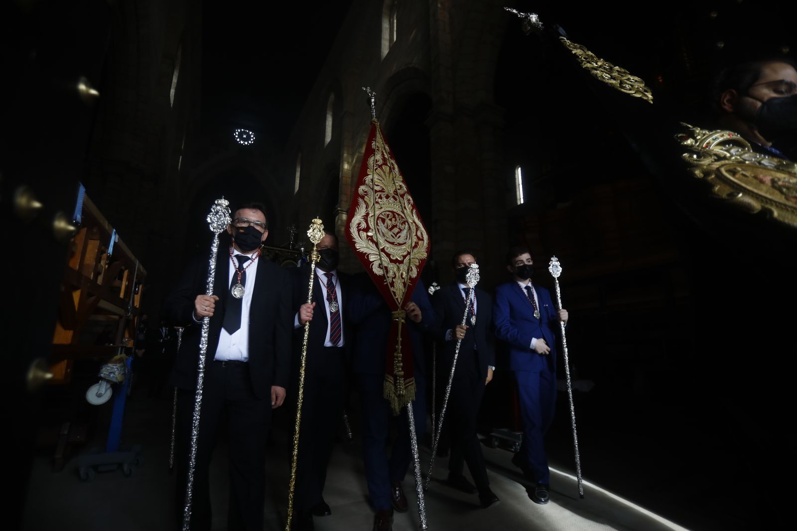 El vía crucis de las hermandades de Córdoba con el Señor del Calvario, en imágenes