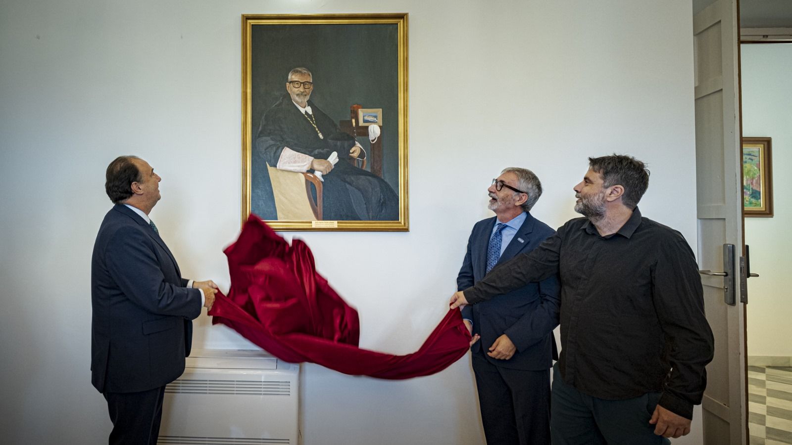 Casimiro Mantell, Pepe Baena y Francisco PIniella descubren el retrato de este último.