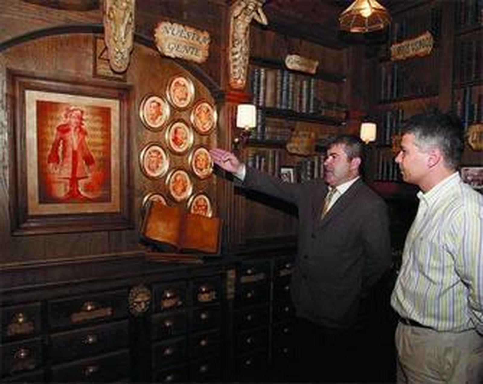 Antonio Rivas explica algunos detalles de la taberna en presencia del concejal de Fiestas, Vicente Sánchez.