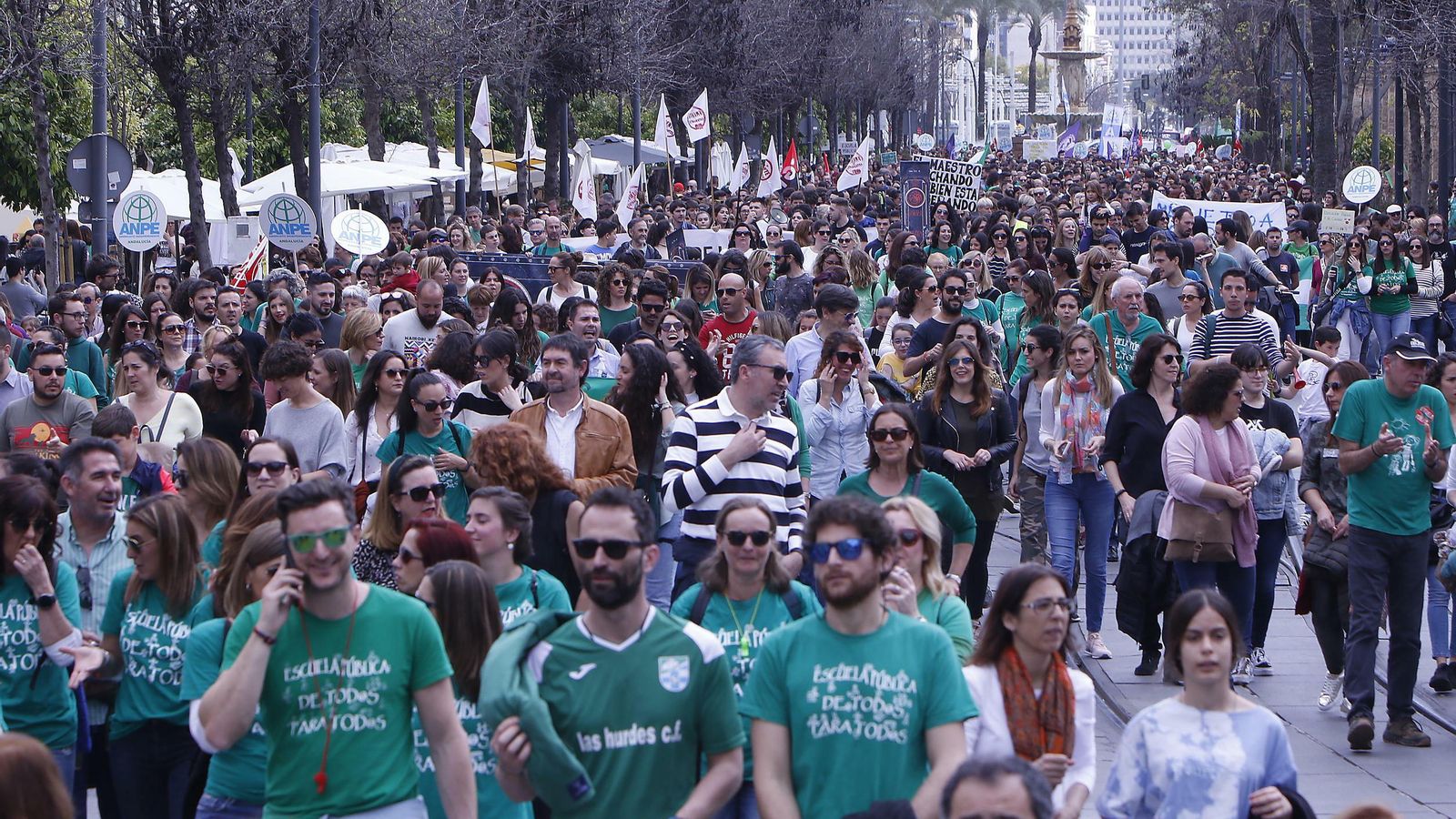Los integrantes de la plataforma Marea Verde participan en la marcha de Sevilla. Los integrantes de la plataforma Marea Verde participan en la marcha de Sevilla.